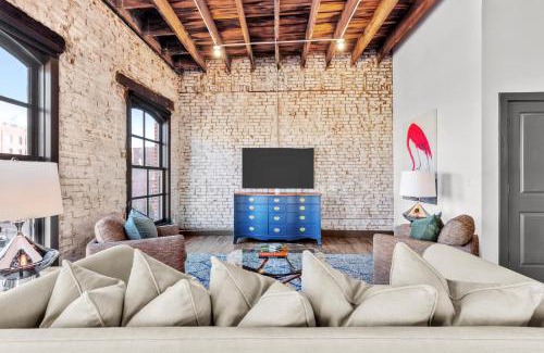 Downtown St. Louis Apartment | Spacious Loft - Riverfront Views - Walk to Arch, Casino, Conventions