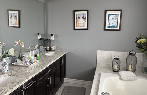 Islington - City Centre West House | Spacious Loft-Style Retreat | Private Room in Townhouse!