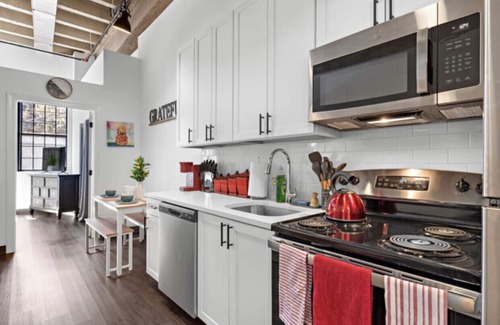 Newark Apartment | ⭐️Spacious LOFT W/King BD + Free Parking Near EWR✈️ NYC🗽❤️ & 🇺🇸 DREAM Mall ⭐️