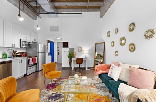 Newark Apartment | ⭐️Spacious LOFT W/King BD + Free Parking Near EWR✈️ NYC🗽❤️ & 🇺🇸 DREAM Mall ⭐️