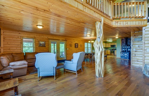 Fairland Cabin | Spacious Log Cabin in Fairland, 1 Mi to Grand Lake