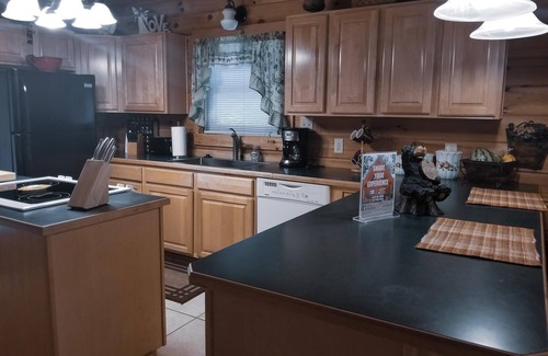 Ridgedale House | SPACIOUS LOG HOME near Big Cedar and Branson w/Hottub