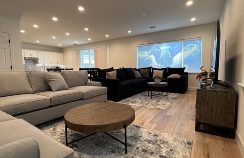 Tracy House | Spacious Lux Newly built Home nr Tracy Hills
