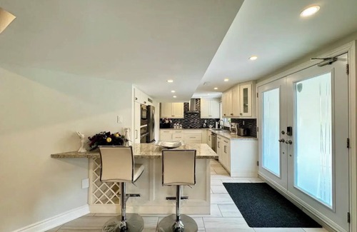 Richmond Hill Apartment | Spacious & Luxurious Richmond Hill "Basement"