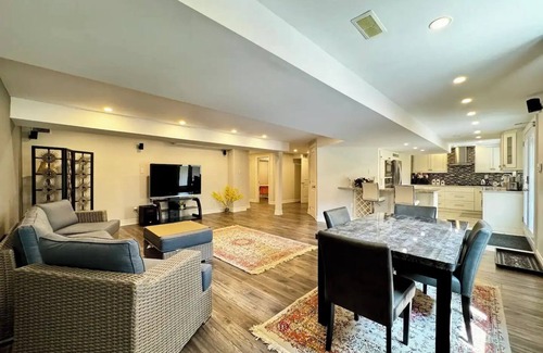 Richmond Hill Apartment | Spacious & Luxurious Richmond Hill "Basement"