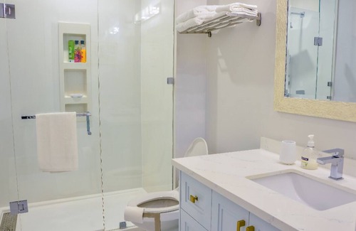 Clarkson Apartment | Spacious & Luxurious family apartment in an Upscale Mississauga neighborhood