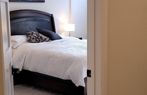 Clarkson Apartment | Spacious & Luxurious family apartment in an Upscale Mississauga neighborhood