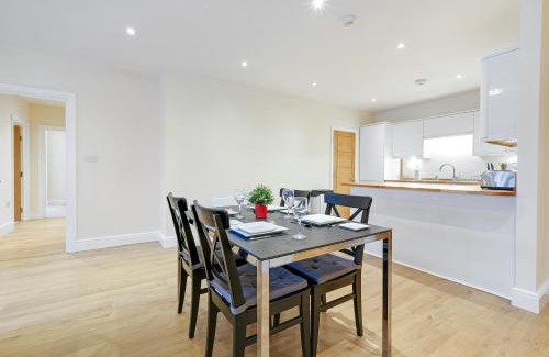 Maidenhead Apartment | Spacious Luxury 3 Bed Apt with Parking by 360Stays