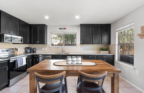 McKinney House | Spacious Luxury Austin Home | 10 min to Downtown and Airport