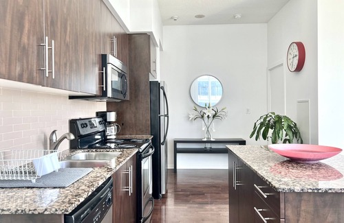 Downtown Toronto Condo | Spacious, Luxury CN Tower View 2 Bedroom Suite With Balcony *FREE PARKING*