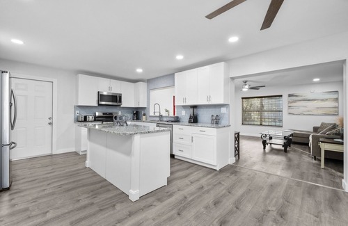 Gainesville House | Spacious luxury Family Home near UF & Santa Fe