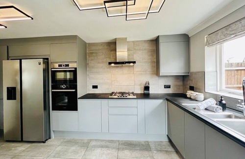 Colchester House | Spacious luxury home with garden & parking