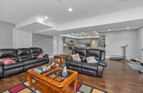 Central Erin Mills Apartment | Spacious luxury walkout unit
