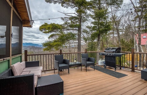 Eidelweiss Village House | Spacious Madison Retreat! AC, SwimSpa, Pet Friendly, Sleeps 14 Near Lakes & Fun!