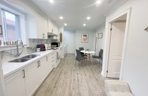 L'Amoreaux House | Spacious Main Floor With 3Beds