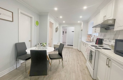 L'Amoreaux House | Spacious Main Floor With 3Beds