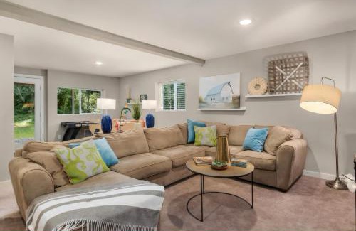 Edmonds House | Spacious Main Street Retreat for families and large groups