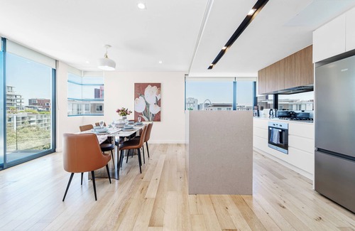 Mascot Apartment | Spacious Mascot Loft Apartment Near Train Station
