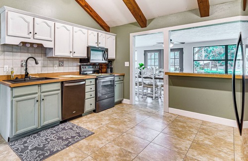 Micanopy House | Spacious Micanopy Farmhouse w/Luxurious Pool!