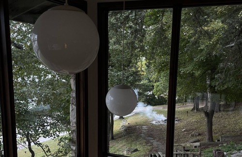 Nauvoo House | Spacious Midcentury Home right on the Mississippi River!