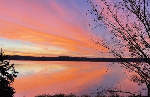 Nauvoo House | Spacious Midcentury Home right on the Mississippi River!