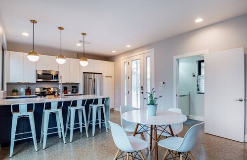 East Cesar Chavez House | Spacious modern 2BR house! Steps to Rainey & Dtown