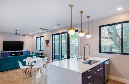 East Cesar Chavez House | Spacious modern 2BR house! Steps to Rainey & Dtown