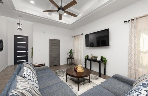 Edinburg House | Spacious Modern 3 Bd 2Ba House with Garage and Parking