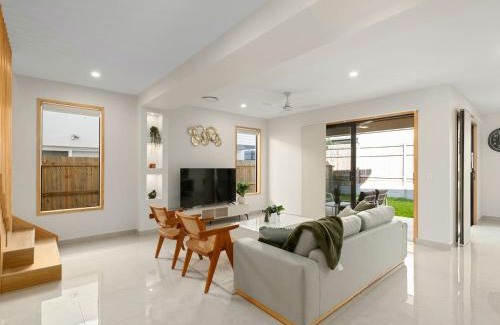 Pallara House | Spacious Modern 6BR Family Home in Pallara QLD