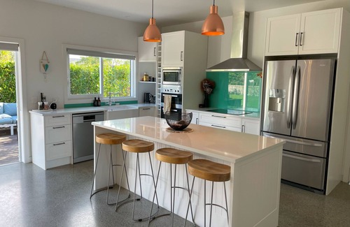 Mangawhai House | Spacious, modern and central by the estuary.walk every where!