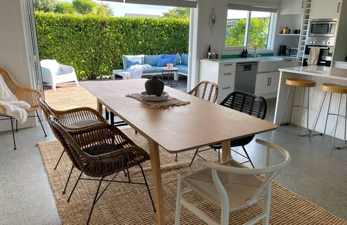 Mangawhai House | Spacious, modern and central by the estuary.walk every where!