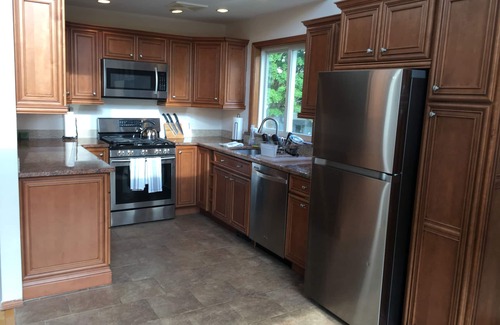 Branford House | Spacious Modern Beach House, perfect for families and groups up to 12