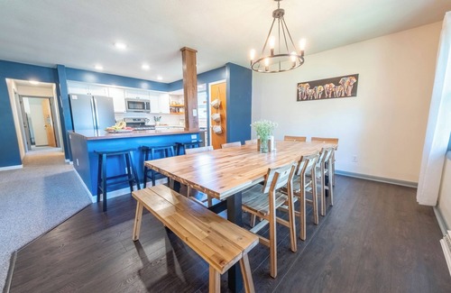 Champaign House | Spacious Modern Bi-Level: Ideal for Groups