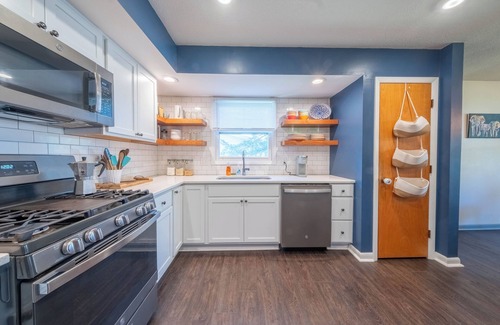 Champaign House | Spacious Modern Bi-Level: Ideal for Groups