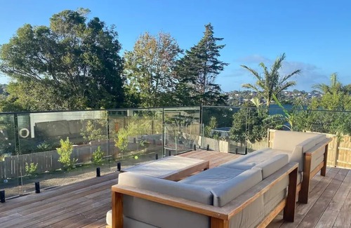 Titirangi House | Spacious Modern Family Home