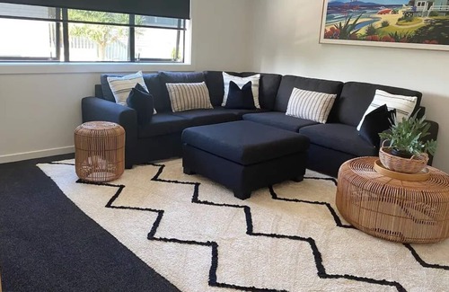 Titirangi House | Spacious Modern Family Home