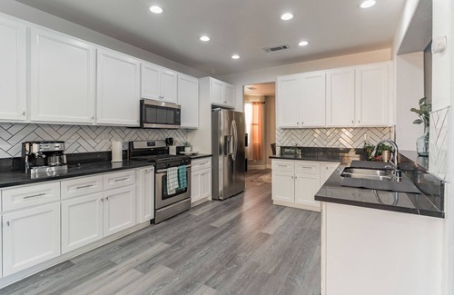 Palmdale House | Spacious Modern Getaway For You