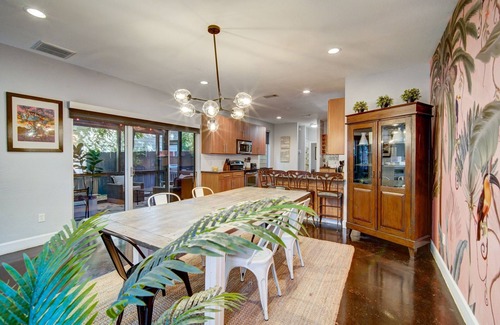 Govalle House | Spacious Modern Home on East 9th St - Walkable Downtown