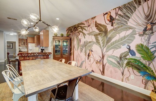 Govalle House | Spacious Modern Home on East 9th St - Walkable Downtown