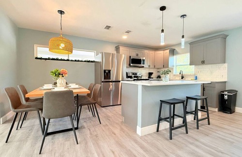 Lockhart House | Spacious Modern, King bed, Game room & more