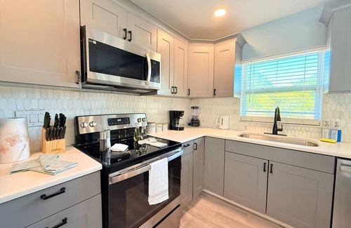 Lockhart House | Spacious Modern, King bed, Game room & more