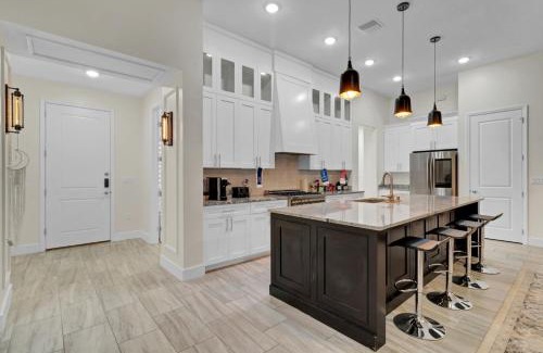 Wedgefield House | Spacious Modern Master Room in Orlando