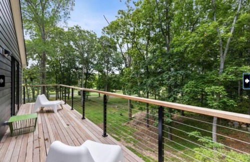 Shelter Island Heights House | Spacious Modern on wooded lot - 5 min from beach!