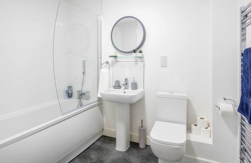 George Green Apartment | Spacious Modern One Bed Apt Near Heathrow