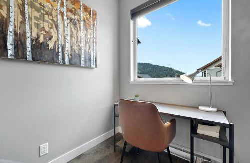Sun Peaks House | Spacious Modern Ski-in Ski-out with Hot Tub Townhouse
