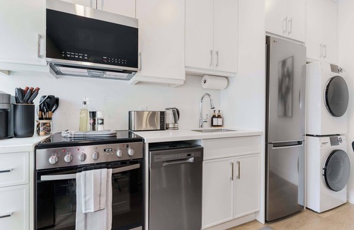 Grange Park Hotel | Spacious Modern Suite—3 min to UofT, Sleeps 10