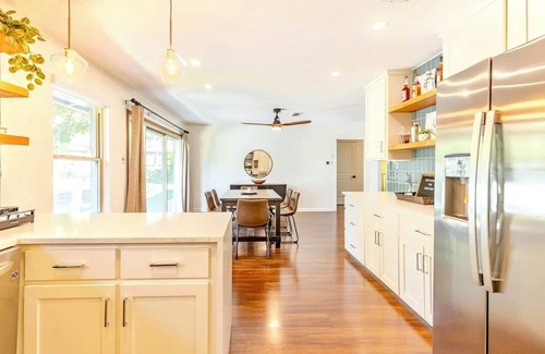 Elmhurst Heights House | ★Spacious, Modern & Trendy 3bd/2ba - Next to Austin Downtown★