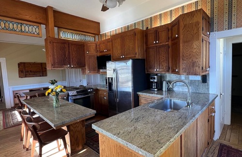Oakley House | Spacious modernized 5-bedroom farmhouse on vineyard