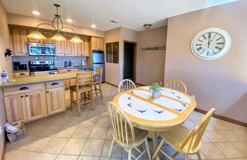 Golden House | Spacious Mountain Apt with Views & Easy Access to Hike, Bike, & Red Rocks!
