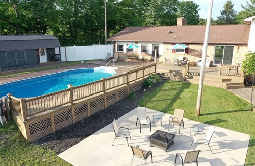 Sugar Grove House | Spacious Mountain Retreat – Sleeps 12 – Pool, Hot Tub, Peaceful & Beautiful!